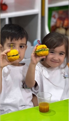 Bolalar oshxonada sog'lom taom yemoqda